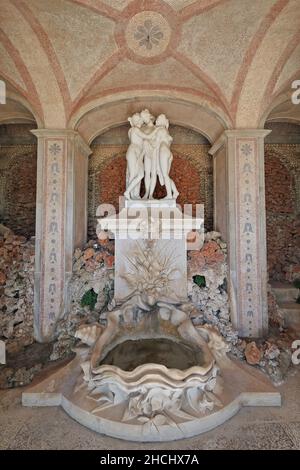 Die drei Grazien der griechischen Mythologie-weiße Marmorstatue-Palastgärten. Estoi-Algarve-Portugal-042 Stockfoto