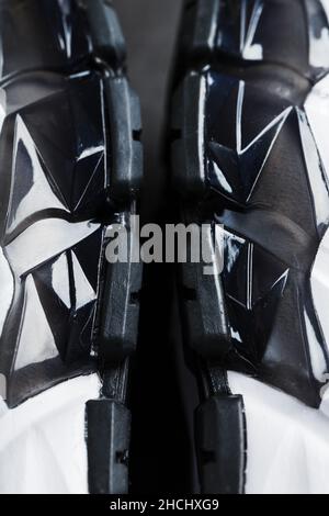 Gel-Einsätze zur Dämpfung auf der Sohle ultramoderner Sport-Sneakers Close-Up. Sporttechnologie Stockfoto