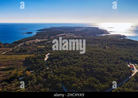 Ein Luftbild zum Kap Kamenjak vom Premantura Ort gegen die Sonne, Istrien, Kroatien Stockfoto