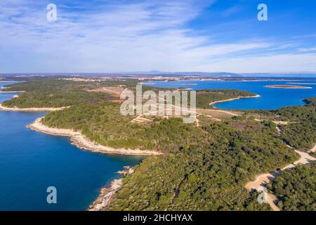 Ein Luftbild vom Kap Kamenjak, vielen Buchten und Inselchen, im Hintergrund Premantura und Medulin, Istrien, Kroatien Stockfoto