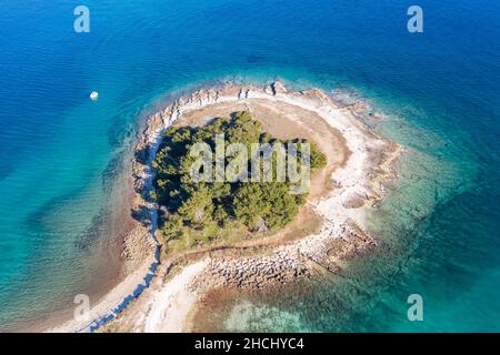 Eine Luftaufnahme mit wunderschönen Farben der Halbinsel am Kap Kamenjak, Premantura, Istrien, Kroatien Stockfoto