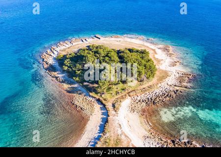 Eine Luftaufnahme mit wunderschönen Farben der Halbinsel am Kap Kamenjak, Premantura, Istrien, Kroatien Stockfoto