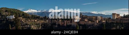 Alhambra Panoramablick vom Mirador de San Nicolas in Granada. Andalusien, Spanien mit Bergen der Sierra Nevada im Hintergrund - UNESCO Stockfoto