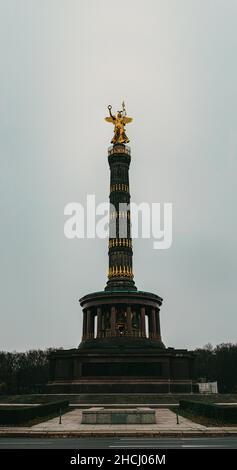 Berliner Siegessäule - Siegessäule, an einem regnerischen Tag im November 2021 Stockfoto