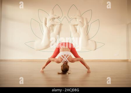 Frau, die Yoga praktiziert, Asana dehnt Stockfoto