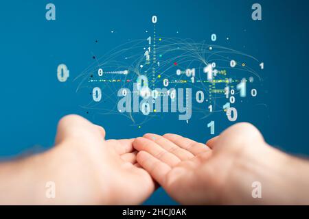 Nahaufnahme der Hände mit Verschlüsselungsnummern und digitalen Zeilen oben auf blauem Hintergrund Stockfoto