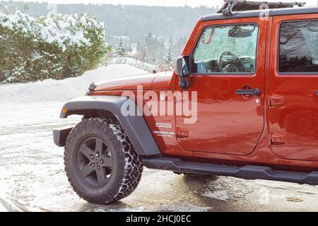 Wrangler Sport Jeep Parkplatz im Winter Park in Kanada. Nahaufnahme eines roten Jeeps am Wintertag - 28,2021. Dezember - Coquitlam BC. Blick auf die Straße, niemand, sel Stockfoto