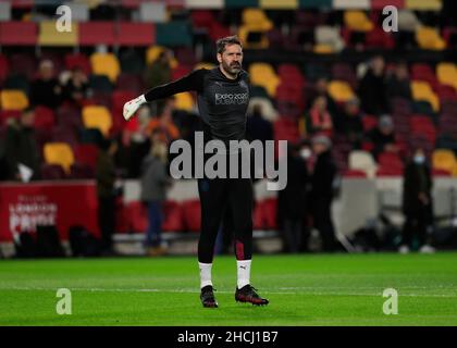 Brentford Community Stadium, London, Großbritannien. 29th Dez 2021. Premier League Football Brentford gegen Manchester City; Torwart Scott Carson von Manchester City beim Aufwärmen Credit: Action Plus Sports/Alamy Live News Stockfoto