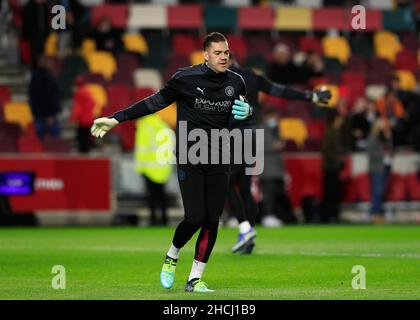 Brentford Community Stadium, London, Großbritannien. 29th Dez 2021. Premier League Football Brentford gegen Manchester City; Torhüter Ederson Moraes von Manchester City beim Aufwärmen Credit: Action Plus Sports/Alamy Live News Stockfoto