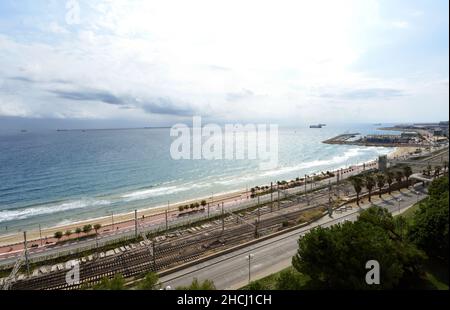 Meeresblick vom Balcon del Mediterraneo Blick auf den Hafen und die Bahngleise, Tarragona, Katalonien, Spanien Stockfoto