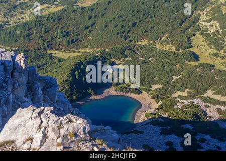 Herrliche Aussicht mit klarem Himmel auf Sinanitsa See, Pirin Berg, Bulgarien Stockfoto