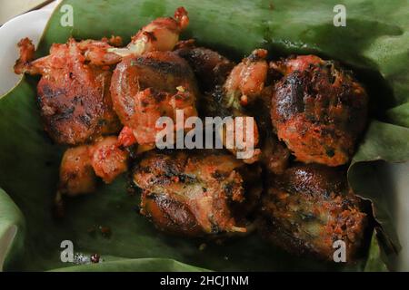 Nahaufnahme einer berühmten traditionellen kambodschanischen Mahlzeit - Khmer gefüllte Frösche oder Kang-kep Baob Stockfoto