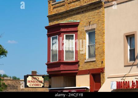 Joliet, Illinois - Vereinigte Staaten - 3rd. August 2021: Alte Schaufenster in der Innenstadt von Joliet. Stockfoto