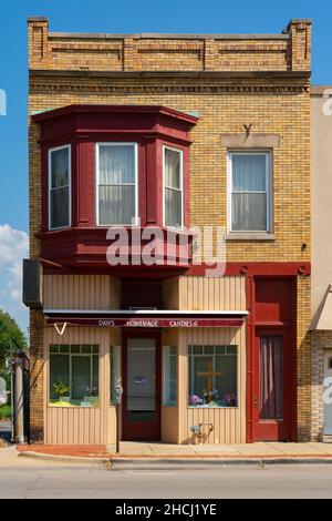 Joliet, Illinois - Vereinigte Staaten - 3rd. August 2021: Alte Schaufenster in der Innenstadt von Joliet. Stockfoto