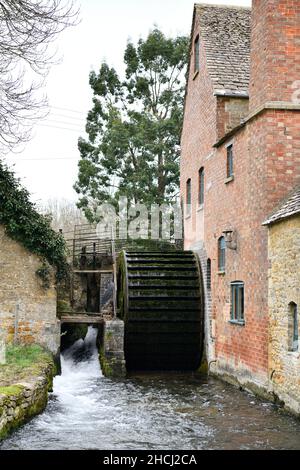 Old Mill with Water Wheel Lower Slaughter Gloucestershire England großbritannien 2021 Stockfoto