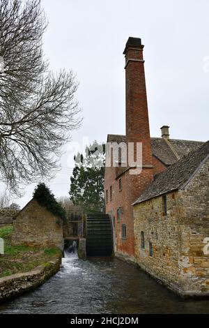 Old Mill with Water Wheel Lower Slaughter Gloucestershire England großbritannien 2021 Stockfoto