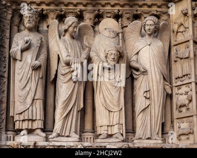 Der Märtyrer von Saint Denis hält sich mit seinen seitlichen Winkeln über dem Portal der Jungfrau Maria, Notre Dame de paris, den Kopf Stockfoto