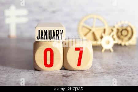 Ewiger Kalender aus Holz auf Januar 7th eingestellt. Stockfoto