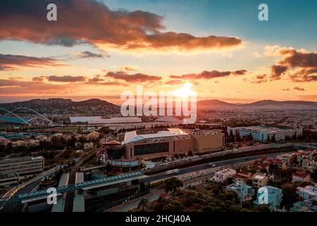 Luftaufnahme des größten Einkaufszentrums von Athen bei Sonnenuntergang. Stockfoto