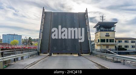 Sodertalje, Schweden - 11. Mai 2021: Bascule-Brücke während der erhöhten Teile der Brücke mit und überwachenden Turm Stockfoto