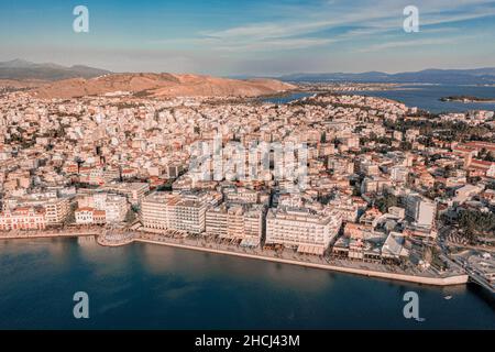 Abendliche Überwasser-Luftaufnahme der Stadt Chalkida mit der berühmten Flaniermeile im Vordergrund. Stockfoto