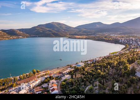 Landschaftsaufnahme der Bucht von Chalkida mit Bahnhof im Vordergrund. Stockfoto