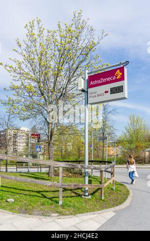 Sodertalje, Schweden - 11. Mai 2021: Parkschild vor den AstraZenecas-Einrichtungen in Skandinavien Stockfoto