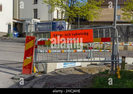 Sodertalje, Schweden - 11. Mai 2021: Auf dem geschlossenen Gehweg steht ein schwedisches Straßenschild, das besagt, dass der Weg und der Radweg gesperrt sind Stockfoto