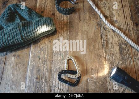 Flatlay von etwas Outdoor-Material mit einem Holzhintergrund. Stockfoto