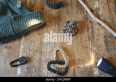 Flatlay von etwas Outdoor-Material mit einem Holzhintergrund. Stockfoto