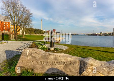 Sodertalje, Schweden - 11. Mai 2021: Ein Park am Meer mit einem Pfad am sonnigen Abend im Frühjahr Stockfoto