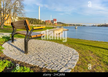 Sodertalje, Schweden - 11. Mai 2021: Holzbank in der speziell dekorierten Stelle an der Ostsee Stockfoto