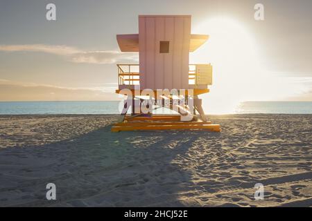 Pink Rettungsschwimmer Turm am Strand während des Sonnenuntergangs im South Pointe Park, Miami, Florida Stockfoto