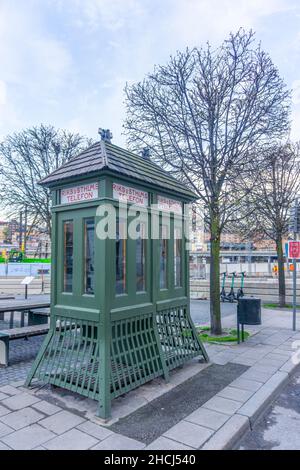 Stockholm, Schweden - 10. Mai 2021: Eine alte Telefonzelle in der Altstadt im Zentrum von Stockholm als Erinnerung an vergangene Zeiten Stockfoto