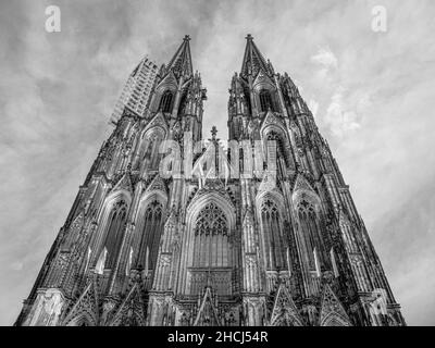 Haupttürme des Kölner Doms in schwarz-weiß Stockfoto