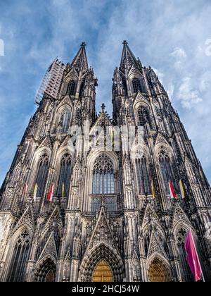 Haupttürme des Kölner Doms mit bunten Fahnen Stockfoto