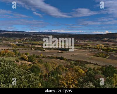 Schöner Panoramablick auf das Nesque-Tal in der Nähe des Dorfes Sault in der Provence, Frankreich an sonnigen Tagen im Herbst mit Lavendelfeldern. Stockfoto