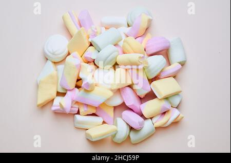 Pastellfarbene Sumpflandschaften auf einem rosa Hintergrund Stockfoto