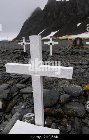 Antarktis, Südliche Orkney-Inseln, Laurie Island, Orcadas Station. Argentinische wissenschaftliche Forschungsstation, historischer Friedhof. Stockfoto