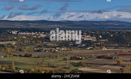 Schönes Panorama des kleinen Dorfes Sault mit historischen Gebäuden in der Region Provence, Frankreich über dem Tal von Nesque an sonnigen Tagen in der Herbstsaison. Stockfoto