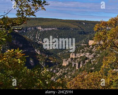 Blick auf die beliebten Schluchten der Nesque im Vaucluse-Gebirge in der Provence, Frankreich, an sonnigen Tagen in der Herbstsaison mit zerklüfteten Kalksteinen. Stockfoto