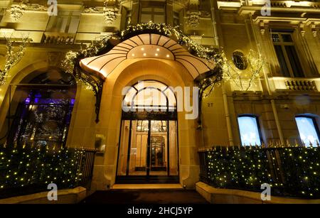Das Hotel Plaza Athenee wurde zu Weihnachten 2021 dekoriert. Es ist ein historisches Luxushotel in Brunei in Paris, Frankreich. Es befindet sich an der 25 Avenue Stockfoto