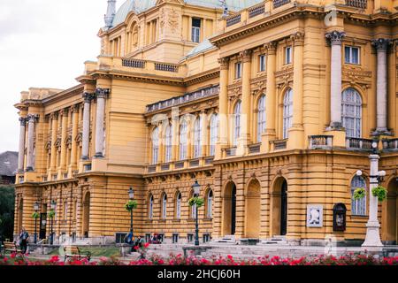 Low-Angle-Aufnahme des Kroatischen Nationaltheaters in Zagreb Stockfoto