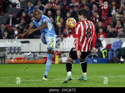 London, Großbritannien. 29th Dez 2021. Fernandinha von Manchester City schoss den Ball gegen Mathias Jensen von Brentford, während er beim Premier League-Spiel im Brentford Community Stadium, London, einen Torschuss abgab. Bildnachweis sollte lauten: Paul Terry/Sportimage Kredit: Sportimage/Alamy Live News Stockfoto