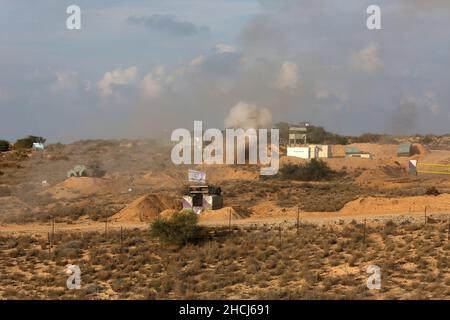 Palästinensische bewaffnete Gruppen nehmen am 29. Dezember 2021 in Rafah im südlichen Gazastreifen an einer Übung Teil, bei der ein Krieg gegen Israel simuliert wird. Stockfoto