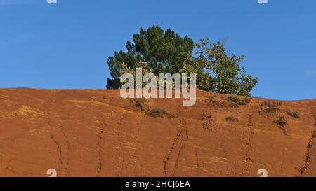 Wunderschöne Aussicht auf die orangefarbenen ockerfarbenen Felsen in der Provenzalprovenzalprovenzalprovenzalprovenzalprovenzalprovenzalprovenzalprovenzalprovenzalroych bei Rustrel im Luberon Stockfoto