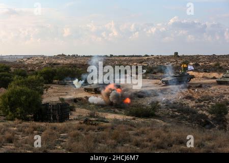 Palästinensische bewaffnete Gruppen nehmen am 29. Dezember 2021 in Rafah im südlichen Gazastreifen an einer Übung Teil, bei der ein Krieg gegen Israel simuliert wird. Stockfoto