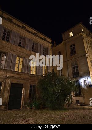 Schöne Aussicht auf einen Stadtplatz mit Kopfsteinpflaster im historischen Zentrum von Avignon, Provence, Frankreich mit charakteristischen alten Gebäuden. Stockfoto