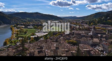 Schöner Panoramablick über das historische Zentrum der Altstadt von Sisteron, Provence, Frankreich mit Gebäuden und Kirche am Ufer der Durance. Stockfoto