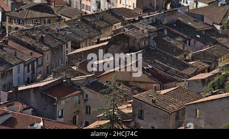 Luftaufnahme des dichten historischen Zentrums der Stadt Sisteron in der Provence, Frankreich an sonnigen Tagen mit den Dächern alter Gebäude im Herbst. Stockfoto